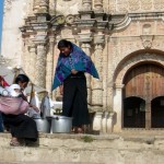 Pulizie davanti ad una Chiesa del Chapas