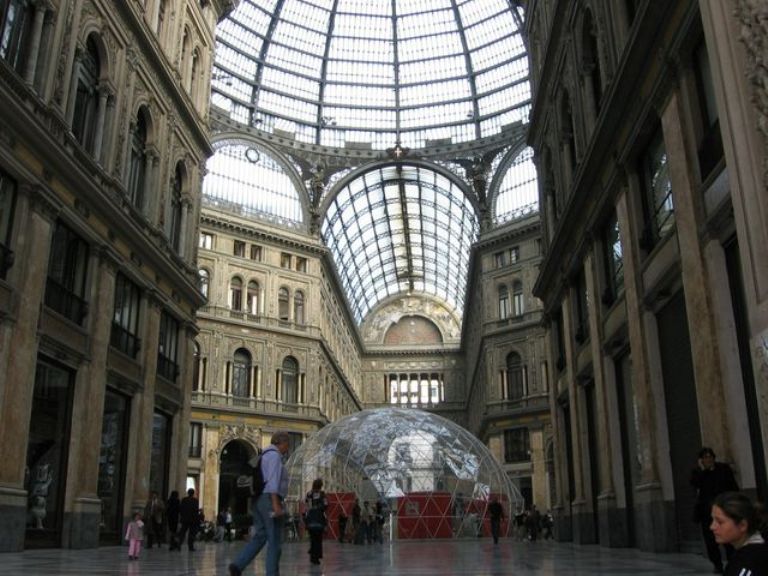 La famosa Galleria dello shopping napoletano