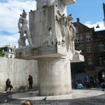 Nella piazza Dam il monumento ai caduti della II Guerra