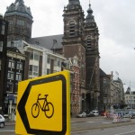 La cattedrale sullo sfondo delle tradizionali piste ciclabili