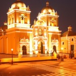 La maestosa piazza di Trujllo di notte