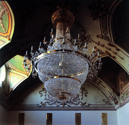 Lo storico lampadario di cristallo all'Hotel Vaital