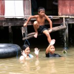 Bangkok, i ragazzini giocano davanti a casa