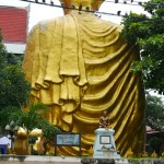 Il Buddha dietro il Palazzo Del Re, osservato dalla barca