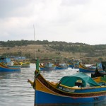 Veduta del suggestivo porto di Marsaxlokk in un giorno di pioggia