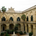 Palme nel cortile interno di uno dei numerosi Palazzi dei Maestri de La Valletta