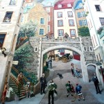 A Quebec City, il grande murales sul palazzo nella piazza principale