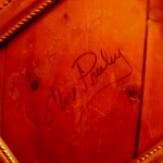 La firma di Elvis in originale comporta una caccia al tesoro