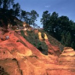 Alte falesie di ocra a Roussillon. Foto Dieter Basse (Archivio CDT Vaucluse)