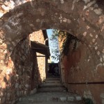 Scorcio interno di Roussillon, vicolo e arco in ocra. Foto Joel Tribhout (Archivio CDT Vaucluse)