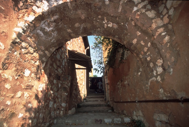 Scorcio interno di Roussillon, vicolo e arco in ocra. Foto Joel Tribhout (Archivio CDT Vaucluse)