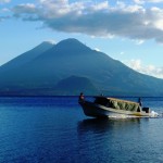 Il lago Atitlan e il vulcano Cerro de oro