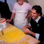 Mentre impara l'arte di fare i tortellini