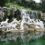 Statua di Atteone trasformato in cervo, ai piedi della cascata. La statua compare in "Io speriamo che me la cavo"