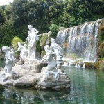 Statua di Diana circondata dalle ninfe ai piedi della cascata. La statua compare in "Io speriamo che me la cavo"