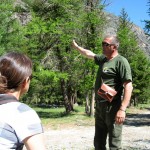 Guardiaparco e guide naturalistiche si prestano volentieri ad accompagnare il turista in una visita ecosostenibile