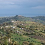 Paesaggio del Teramano, dove la vista spazia dalla montagna al mare