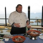 Sullo sfondo della costa dei Trabocchi, Nicola prepara un eccellente brodetto alla vastese