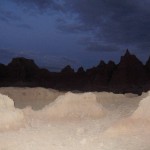 Il fascino delle Badlands di notte