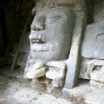 Un volto Maya dentro il sito di Lamanai