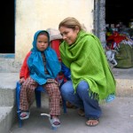 Romina Power con una bimba indiana