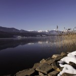 Il freddo congela la pace del lago