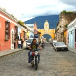 Guatemala, in moto nell'affascinante Antigua