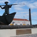 Il monumento ai balenieri davanti al Museo nell'ex Fabbrica