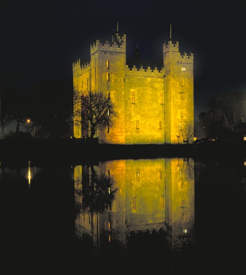 Contea di Clare - Bunratty Castle di notte