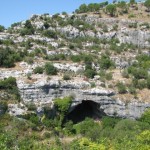 La vegetazione mediterranea ricopre le pareti dei canyon