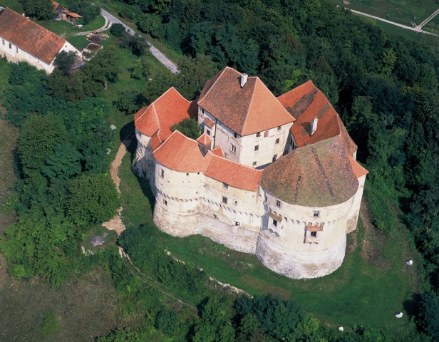 Il Medioevo riaffiora nel verde, a Veliki Tabor Â© Milan BabicÃÅ / Ente Nazionale Croato per il Turismo