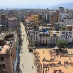 Kathmandu, piazza Durbar a sinistra e inizio via Freack a destra