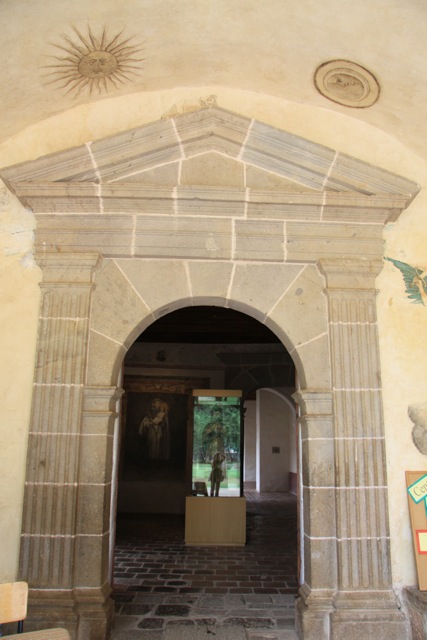 La luna e il sole sulla porta del Convento di Santa Ana