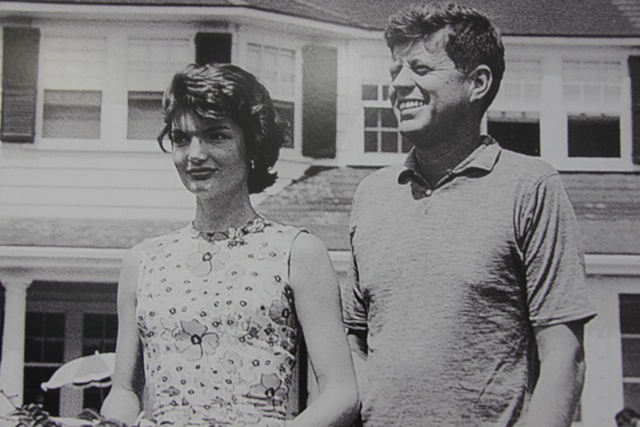 Una delle foto della coppia Kennedy esposta al Museo