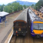 In Stazione il The Royal Scotsman affiancato ad un treno regionale