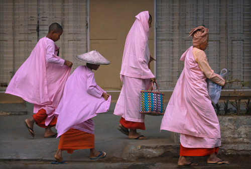 Monaci donne a Mandalay