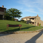 L'entrata del Resort Poggio Cennina