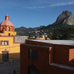 La vista del monolite Bernal dalla terrazza di Casa Mateo