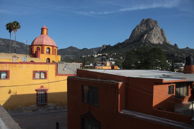 La vista del monolite Bernal dalla terrazza di Casa Mateo