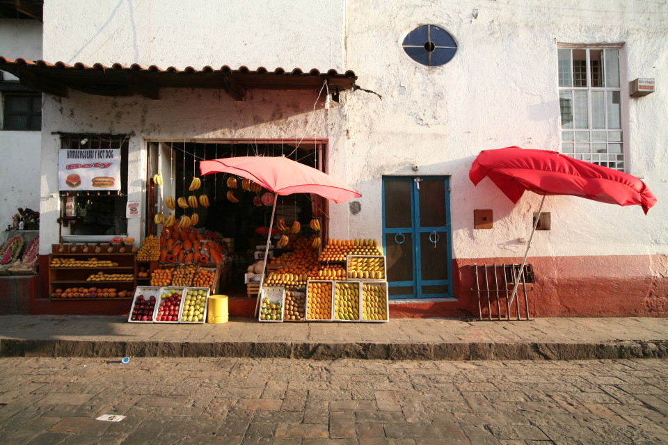 Frutta sul selciato del marciapiede