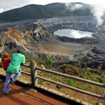 Il cratere del vulcano a Poas