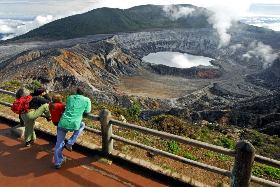 Il cratere del vulcano a Poas