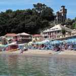 La spiaggia di Moneglia con uno scorcio del Castello