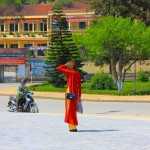 Una ragazza vietnamita che indossa l'ao dai