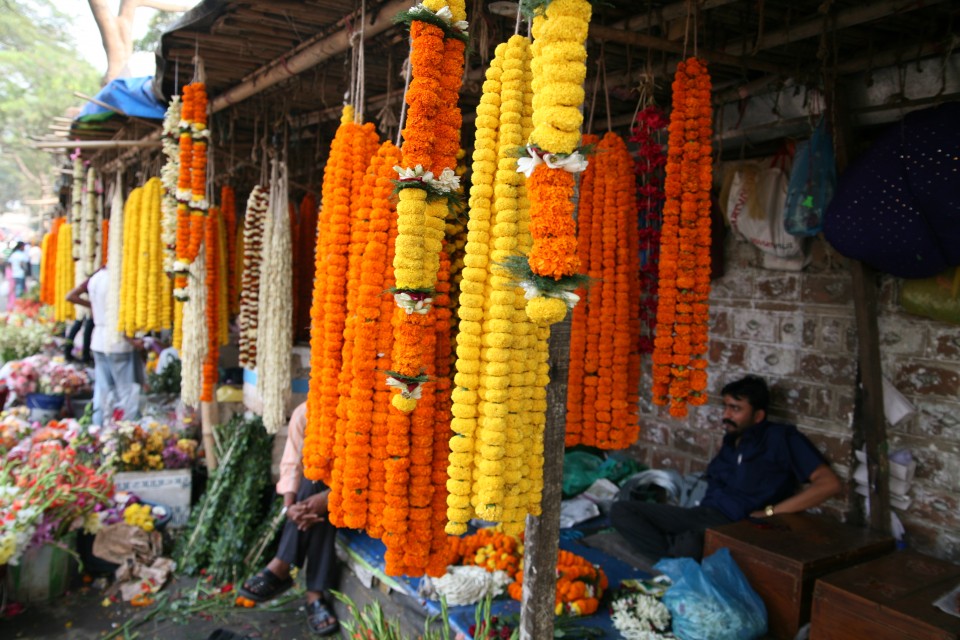 Ghirlande di fiori al mercato