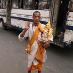 Un Baba si aggira scalzo vicino al tempio Kamakhya Mandir