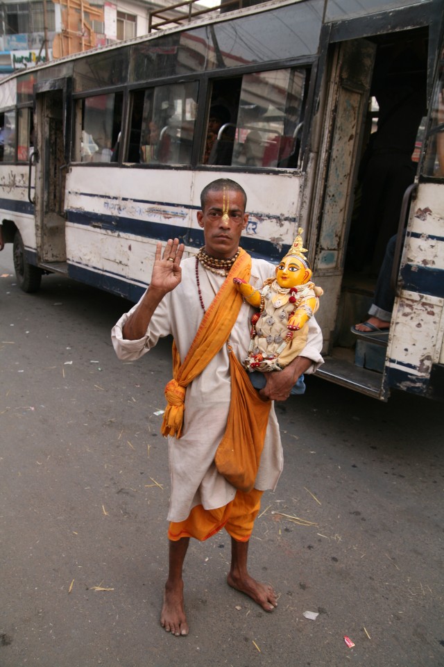 Un Baba si aggira scalzo vicino al tempio Kamakhya Mandir