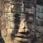 Il volto sorridente del Buddha di pietra