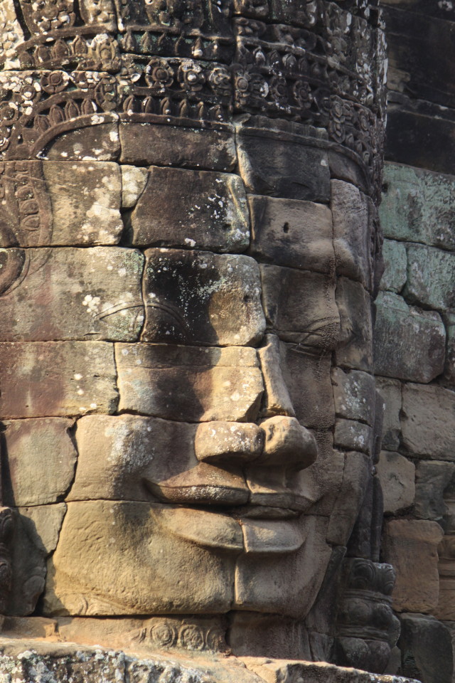 Il volto sorridente del Buddha di pietra