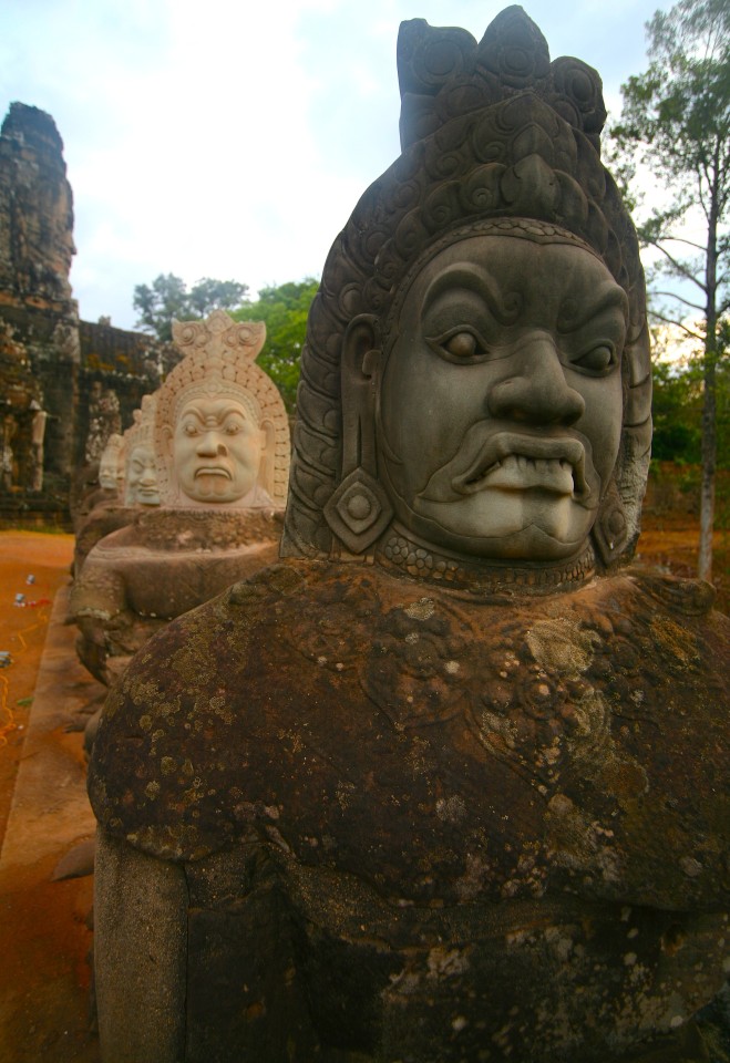 Un dettaglio di un antico ponte Khmer